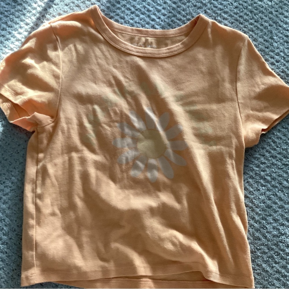 American Eagle Outfitters Peach Short-Sleeve Tee with White Daisy